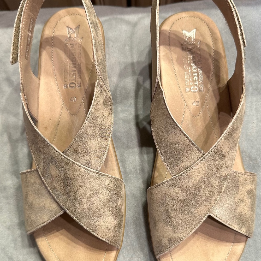 Mephisto sandal, size 40, gold suede - Picture 1 of 2